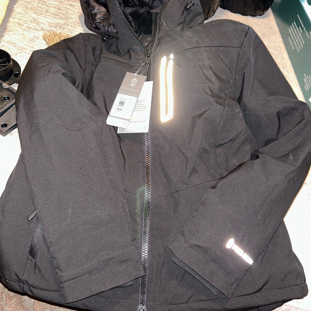 This jacket is really nice! It’s a ladies size SMALL, Free country.